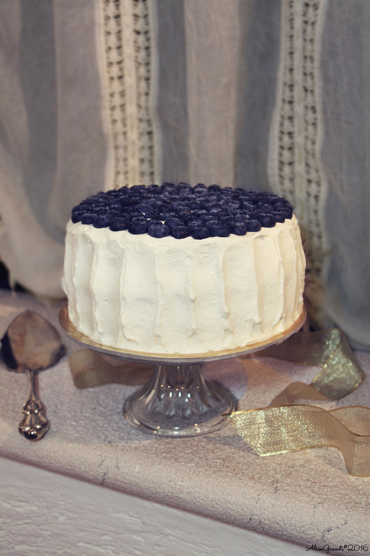 Torta con glassa allo yogurt e mirtilli