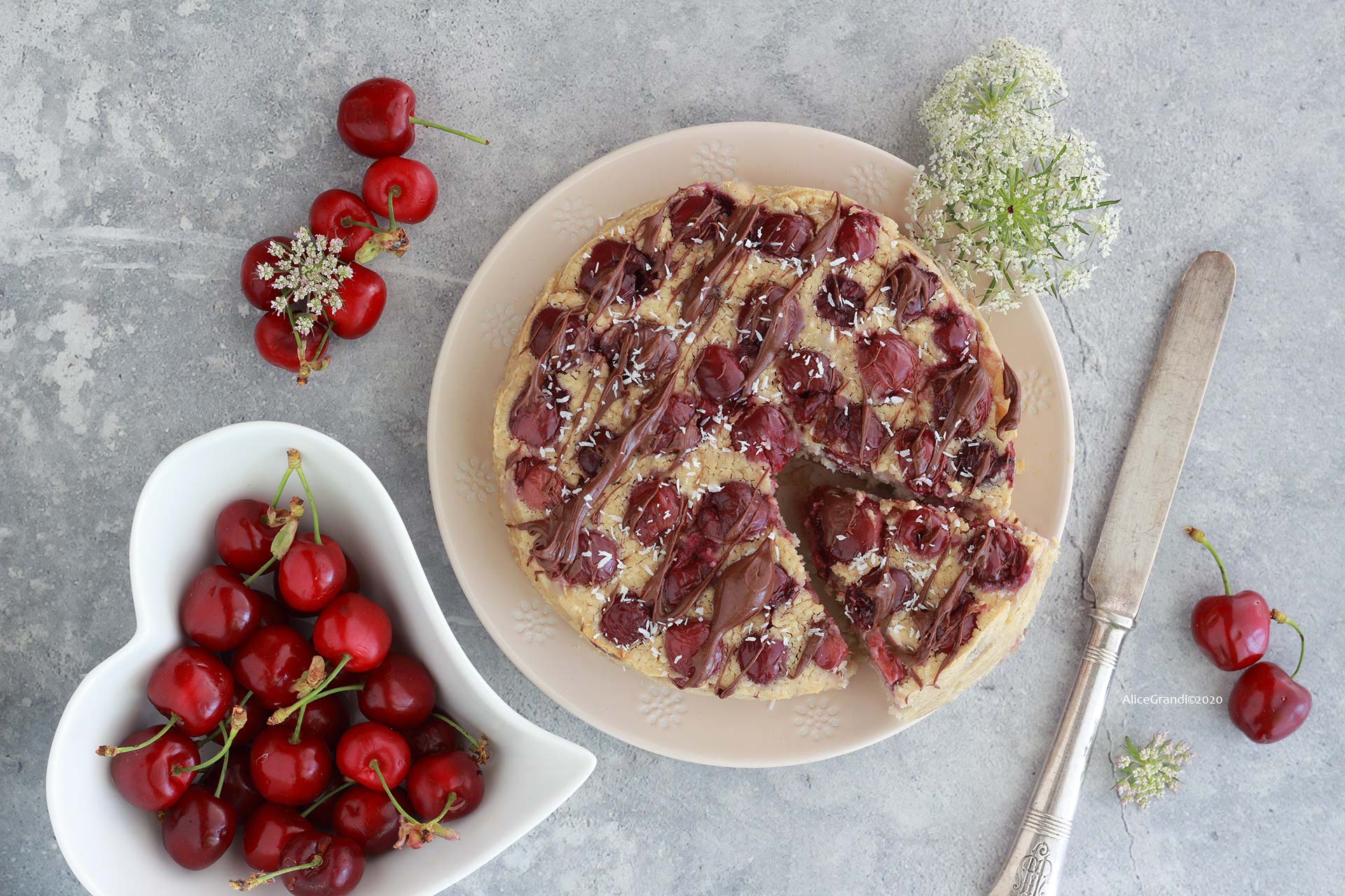 Torta di ciliegie senza burro, glutine e zucchero