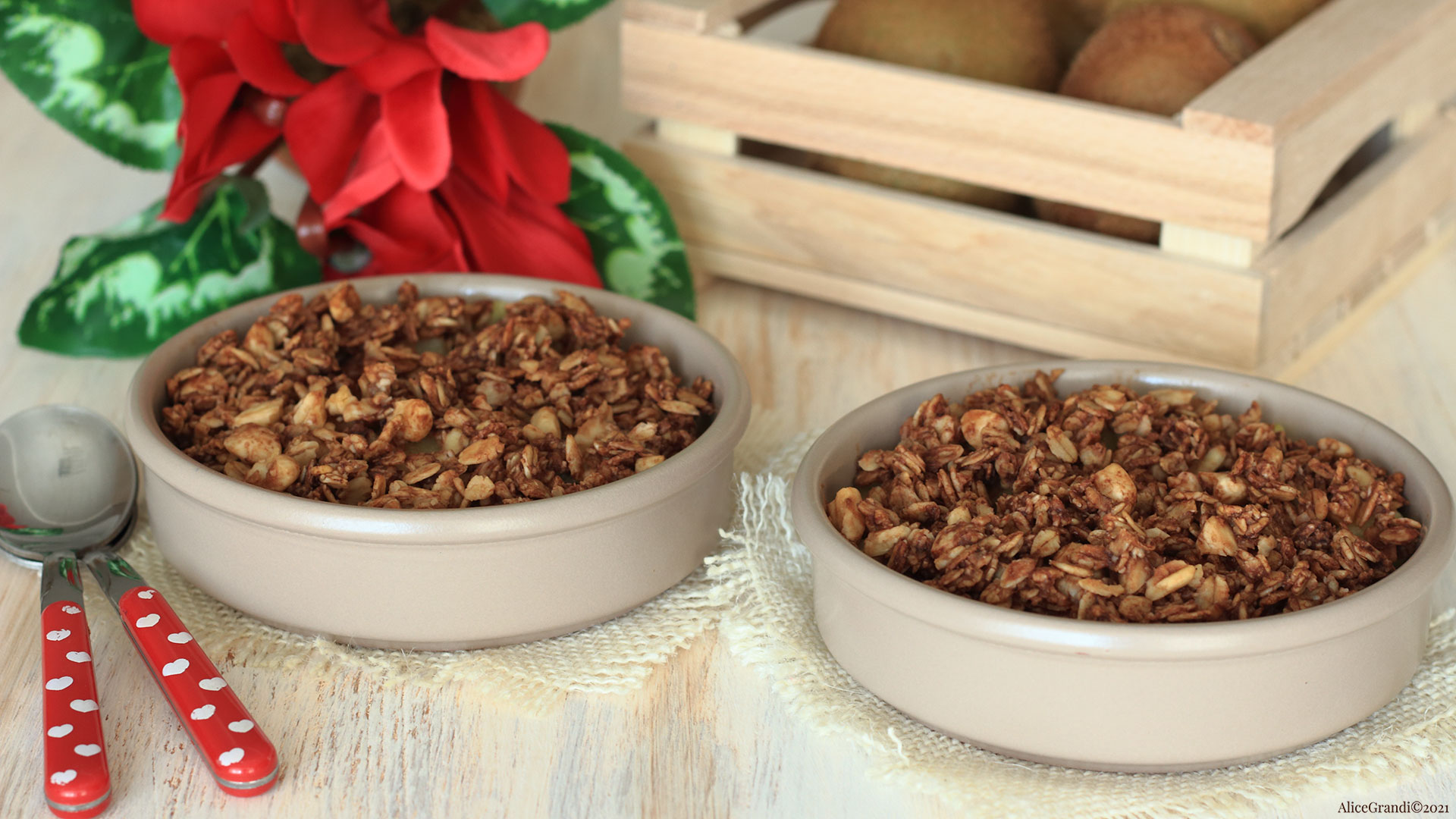 Crumble di mandorle vegan al cacao, avena e kiwi