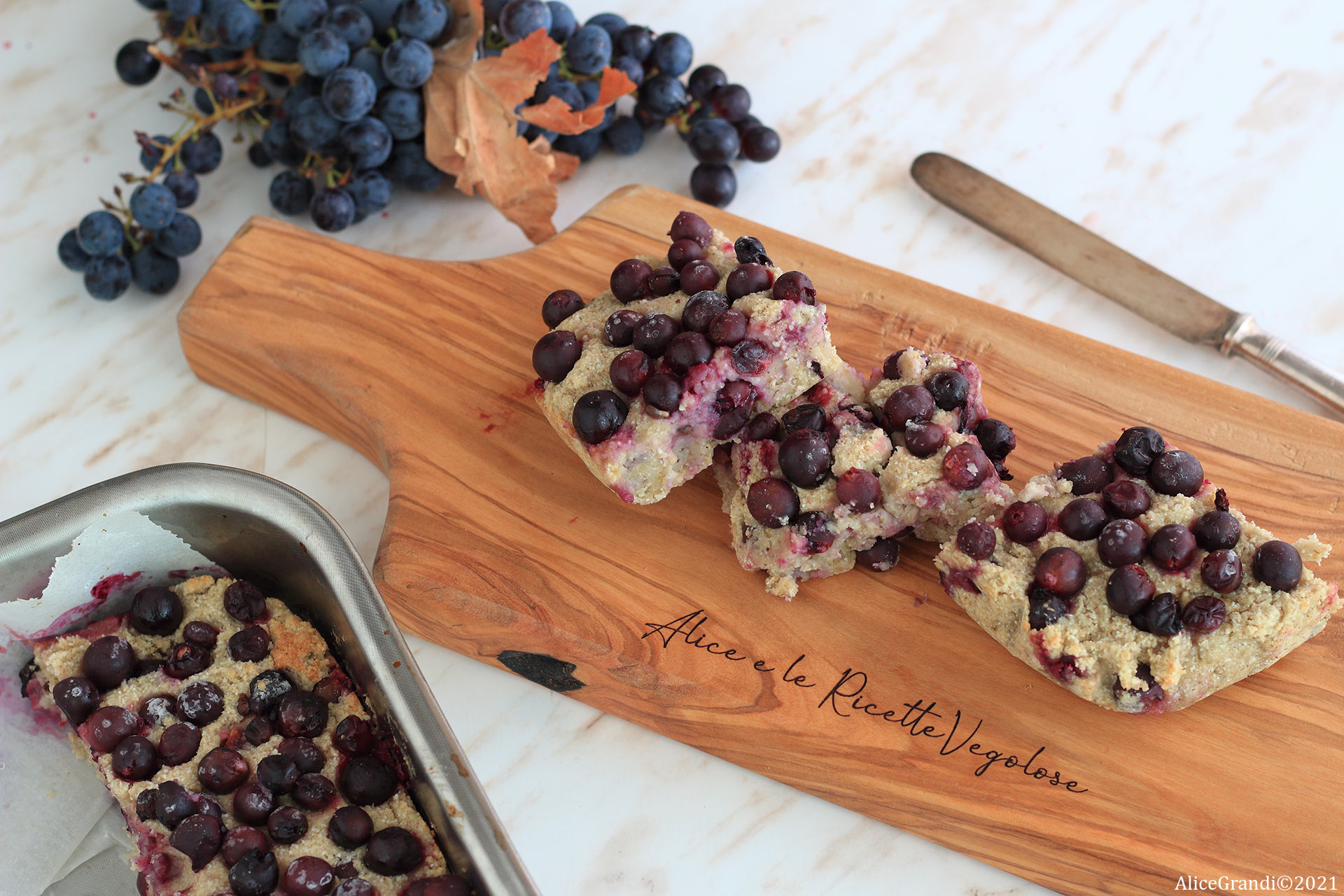 Torta allo yogurt senza uova con uva fragola