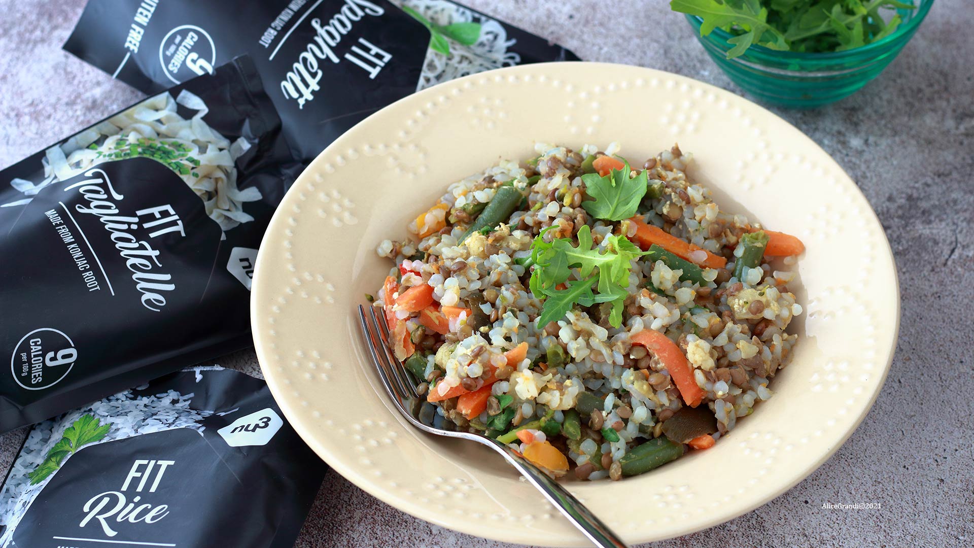 Riso di konjac con verdure, lenticchie e latte di cocco