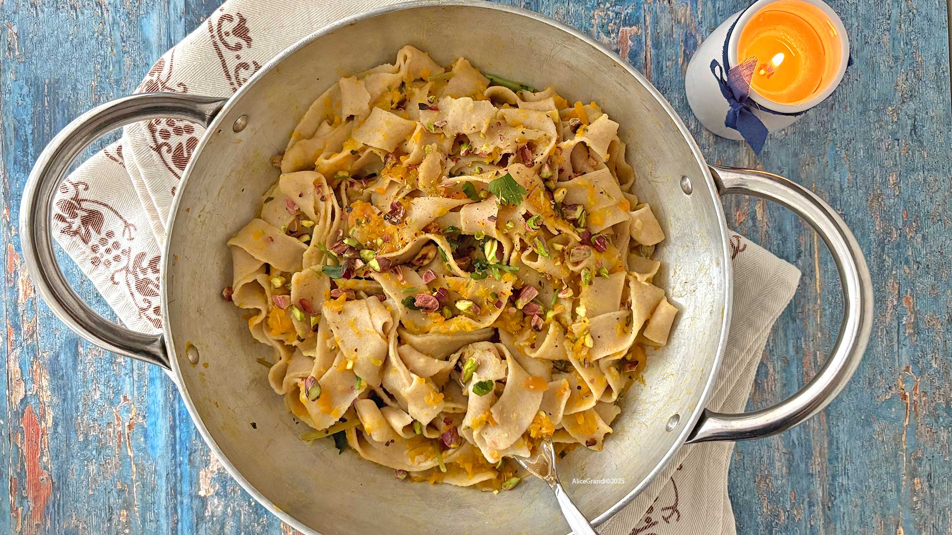 Tagliatelle ricetta senza uova, al ragù cremoso di zucca - RicetteVegolose